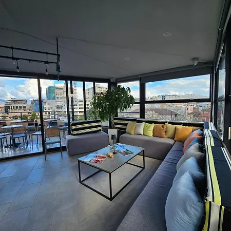 Traveler Rooftop Хостел Шкодер